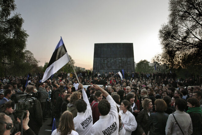 Public Movement "Spring in Warsaw" (2009) © Tomasz Pastenak